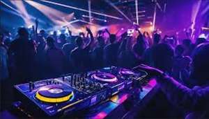 大勢の人が「DJ」がかける「ダンスミュージック」に熱狂的になって踊っている「（ナイト）クラブパーティ」の光景　画像出典：Pngtree