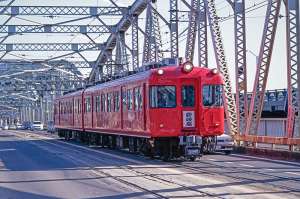車と一緒に犬山橋を渡る名鉄5500系