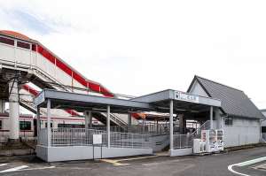 çŸ³ä»é§…è¥¿å£ã¯ã€ä¸‰è§’å±‹æ ¹ã®é§…èˆŽãŒç‰¹å¾´