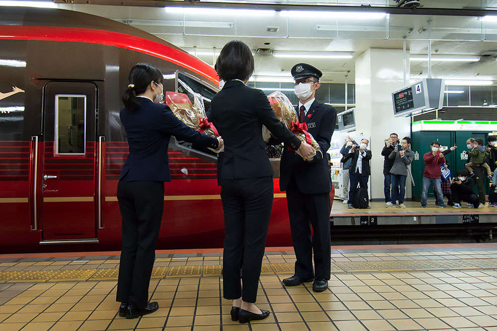 近鉄の新型名阪特急「ひのとり」が営業を開始：達人に訊け！：中日新聞Web