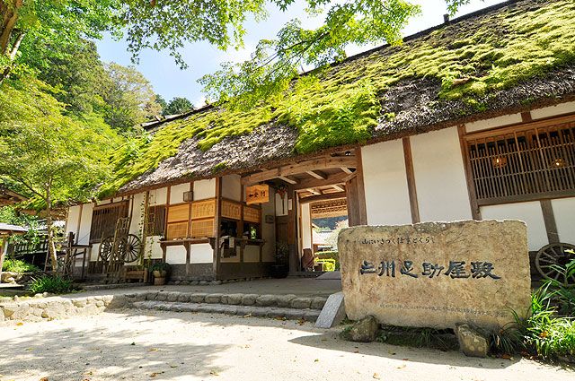 わら草履や番傘など手作り商品の販売もしているので、みやげ選びも楽しめそう。