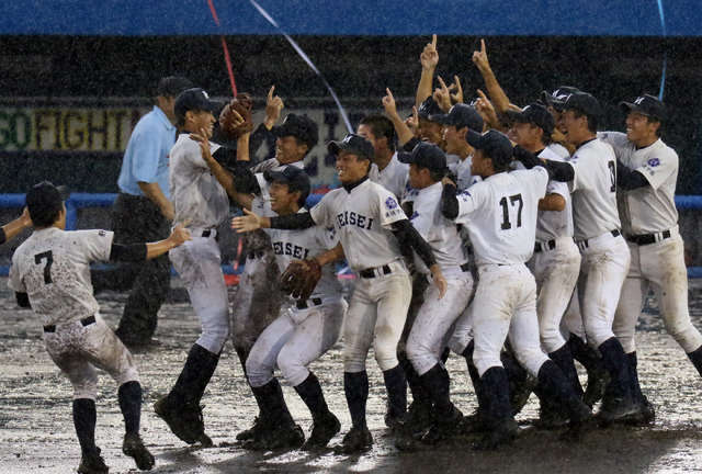 高校野球静岡大会で初優勝し、雨のため泥状化したマウンド上で喜ぶ藤枝明誠ナイン