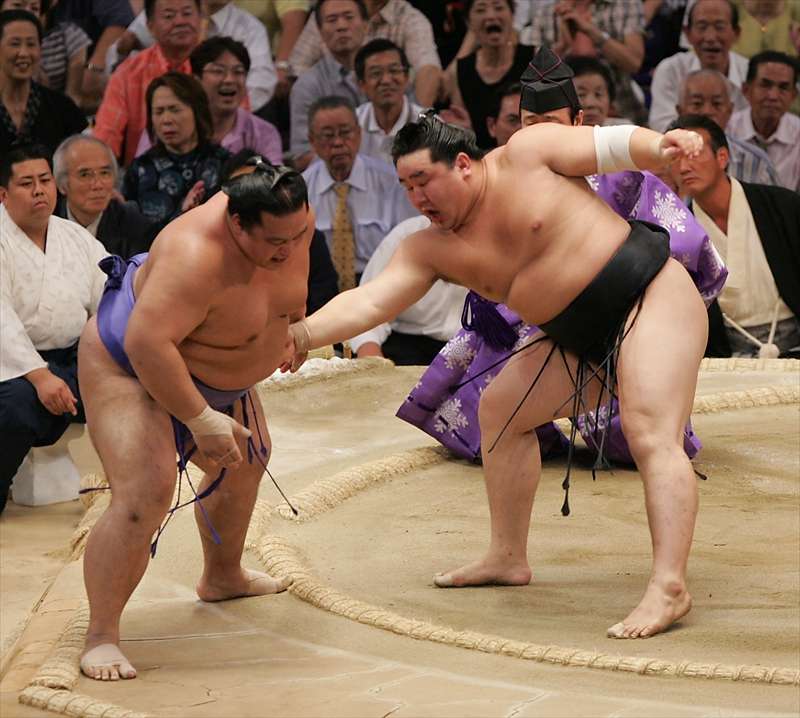 2004 年 の 大相撲 九 月 場所 において 朝 青龍 の 5 場所 連続 優勝 を 防い で 優勝 した の は 誰