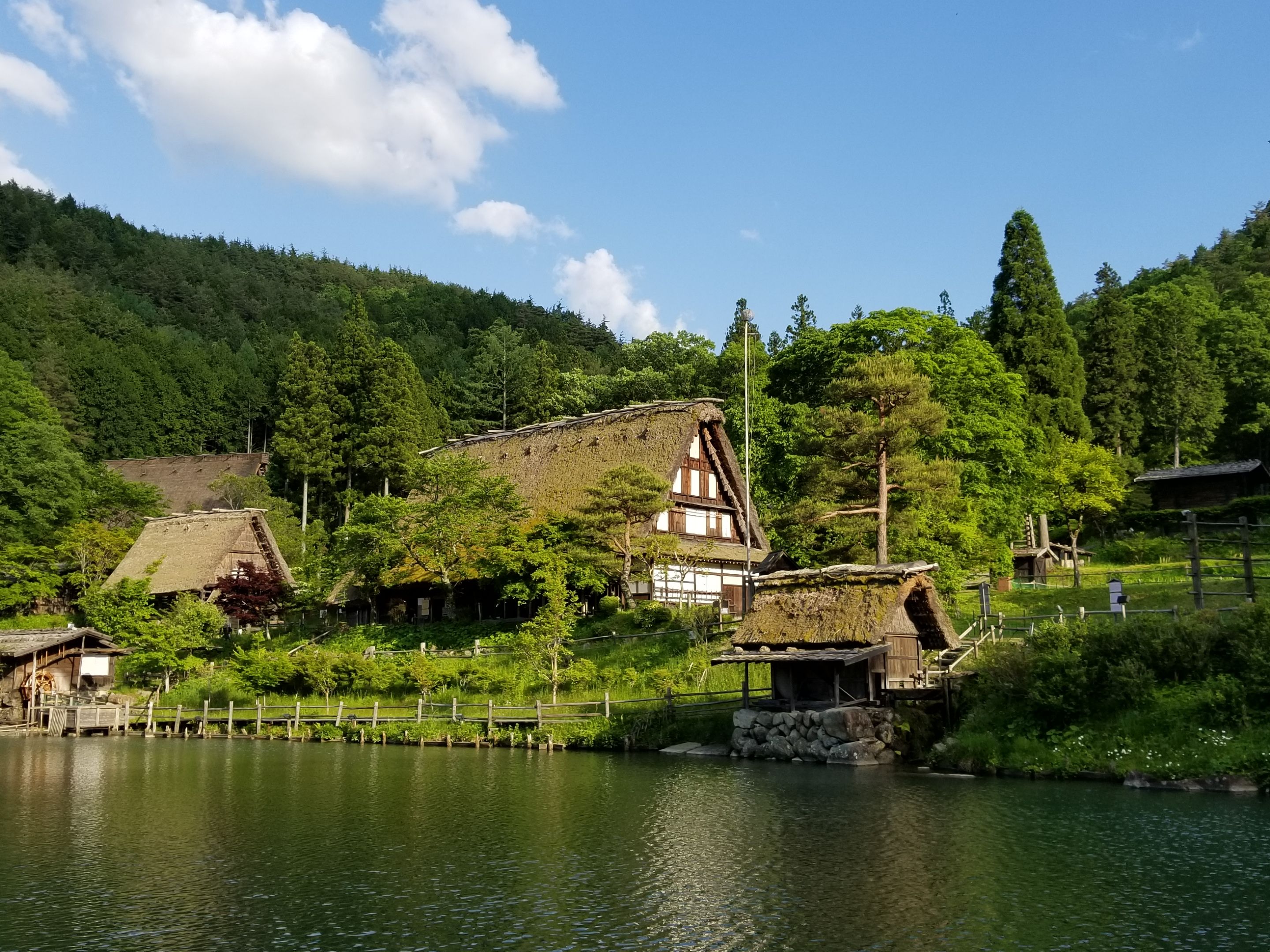 ゆったりとした時間が流れるのどかな里で、古い民家を見学しながら伝統と歴史を感じてみよう。