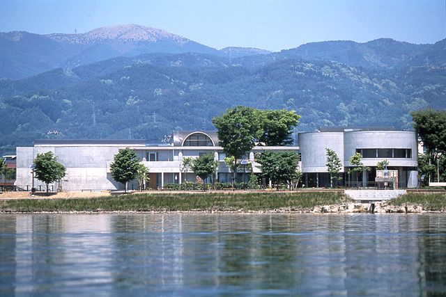 2階展示室へ続く階段を上がってすぐのスペースに、諏訪湖を一望できるウィンドウピクチャを設置するなど自然鑑賞も楽しめる。館内にあるカフェでは、諏訪湖と富士山を眺めながらのんびりとくつろげる。